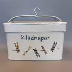 Burk för klädnypor i plåt - med handtag och krok