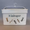 Burk för klädnypor i plåt - med handtag och krok