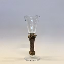 Snapsglas med knophantverk i tjärad hampa