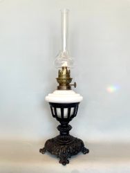 Bordsfotogenlampa i korgmodell på fot 10'''