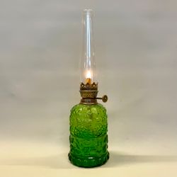 Liten grön fotogenlampa i reliefglas 3'''