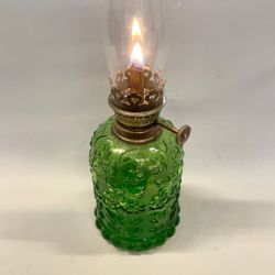Liten grön fotogenlampa i reliefglas 3'''