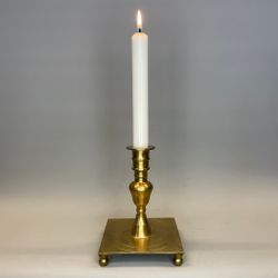 Ljusstake mässing fyrkantig med kulfot