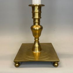 Ljusstake mässing fyrkantig med kulfot