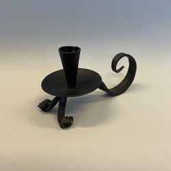 Ljusstake smide med fötter och svans