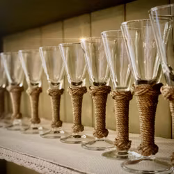 Snapsglas med knophantverk i tjärad hampa