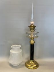 Svart piedestalfotogenlampa med kupa 14'''