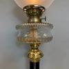 Svart piedestalfotogenlampa med kupa 14'''