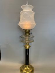 Svart piedestalfotogenlampa med kupa 14'''
