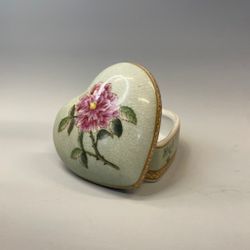 Hjärtformad ask med lock i porslin - ljusgrön/ros