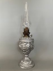 Urnformad silverfärgad fotogenlampa 10'''