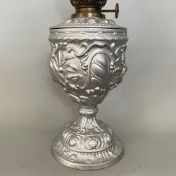 Urnformad silverfärgad fotogenlampa 10'''