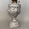 Urnformad silverfärgad fotogenlampa 10'''