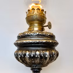Silverfärgad urnfotogenlampa 20'''