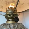 Vacker urnfotogenlampa med handmålad vestaskärm 20'''