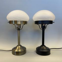 Strindbergslampa liten med vitmelerad skärm