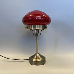 Strindbergslampa liten med mörkröd skärm