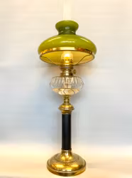 Läcker fotogenlampa på träfot med olivgrön skärm 14'''
