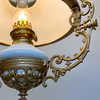 Antik korgfotogenlampa med vit kragkärm 14'''