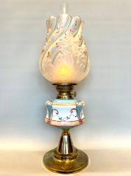 Fotogenlampa med handmålad kupa och dito fot 14'''