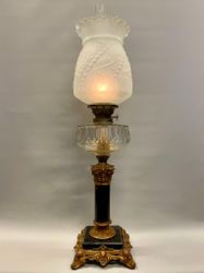 Svart piedestalfotogenlampa med kupa 14'''