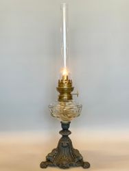 Bordsfotogenlampa på fot med facettslipat oljehus 10'''
