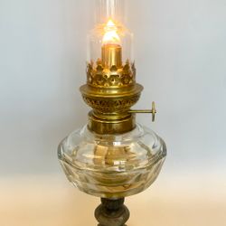 Bordsfotogenlampa på fot med facettslipat oljehus 10'''