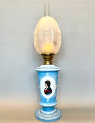 Bordsfotogenlampa i handmålad vasmodell med tulpankupa 10'''