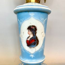 Bordsfotogenlampa i handmålad vasmodell med tulpankupa 10'''