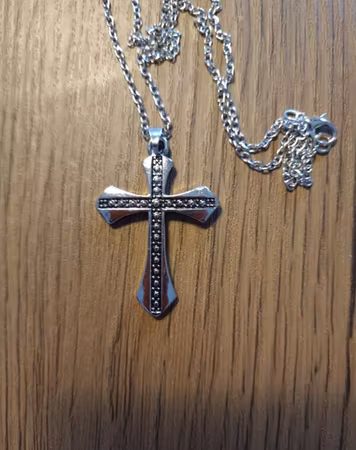 Kors runt silver/svart