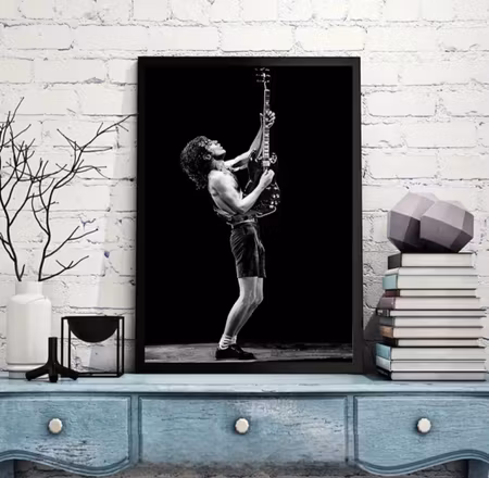 Tavla Angus Young  inramad
