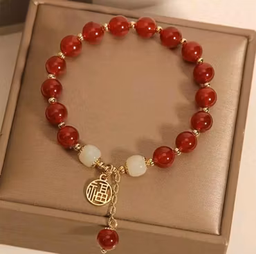 Armband röda pärlor