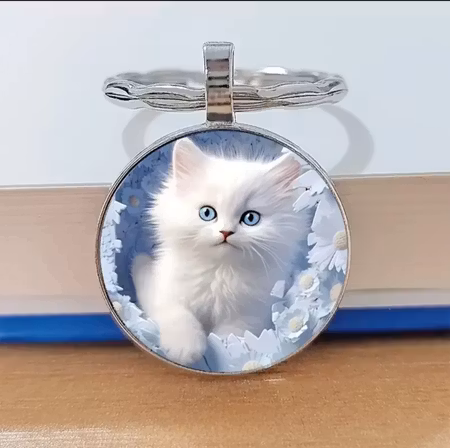 Nyckelring vitkatt i snö
