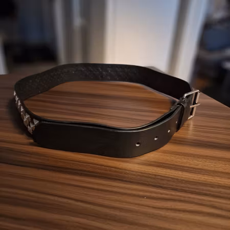 Skärp punk pyramidnitar