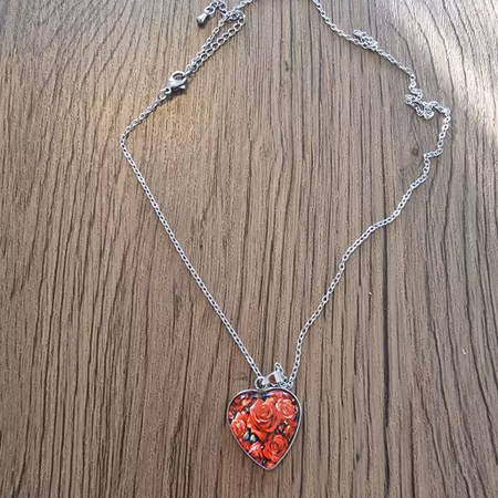 Halsband med hjärtformat röd ros-berlock