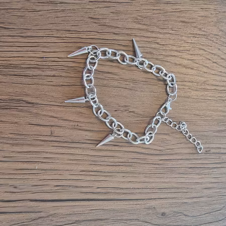 Silvrigt armband med nitar