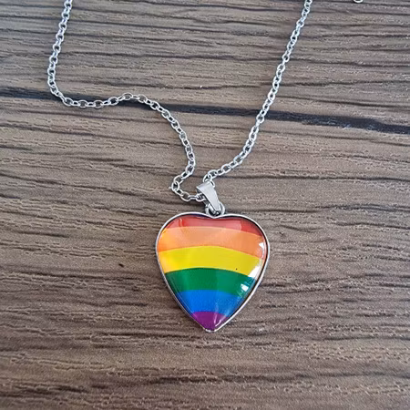 Halsband med regnbågshjärta