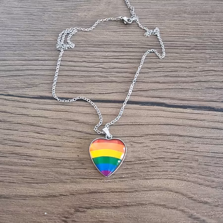 Halsband med regnbågshjärta