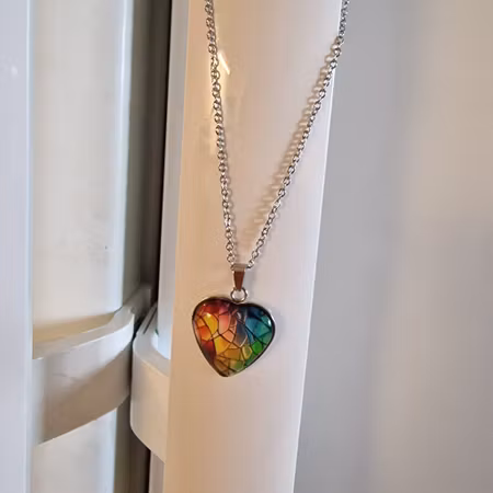 Halsband med hjärthänge och höstlöv