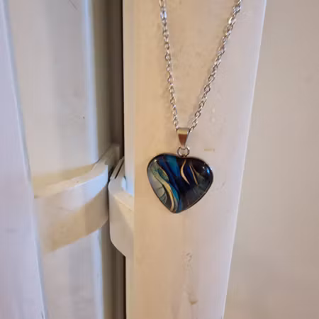 Halsband med hjärthänge multifärgat