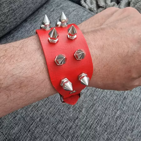 Armband rött spikar