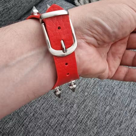 Armband rött spikar