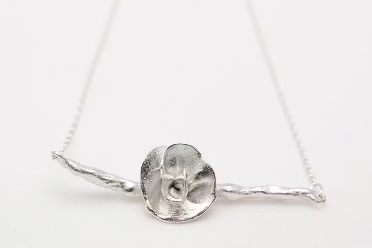 Silverkvist med blomma på kedja