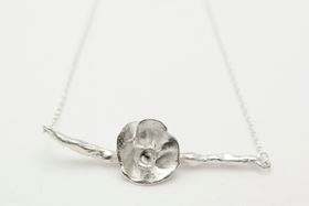 Silverkvist med blomma på kedja
