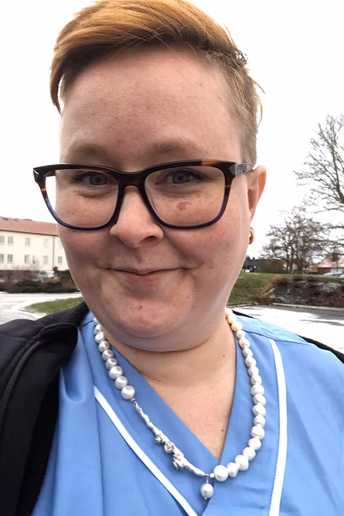 Silverkvist med rosor på vitt pärlhalsband