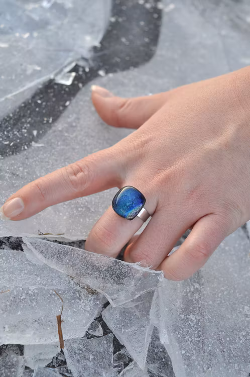 Ring av handgjort glas i blått