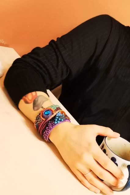 Pärlbroderat armband med kristall och shibori