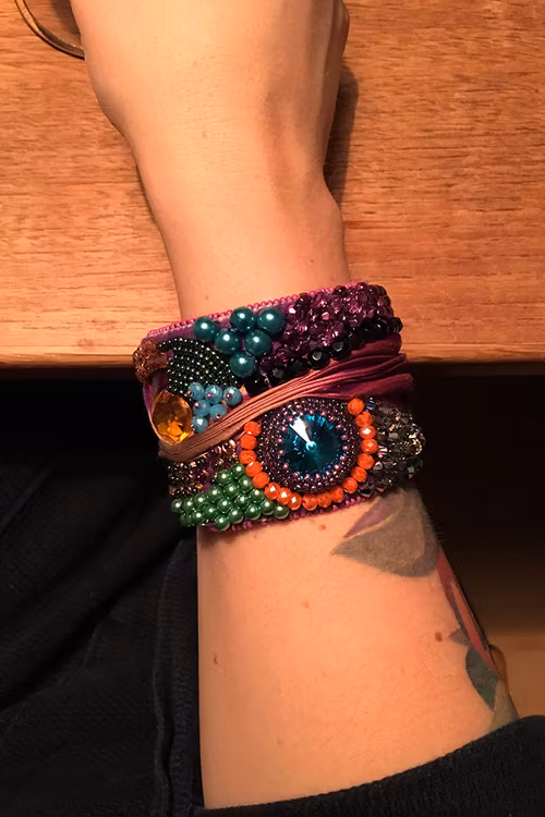 Pärlbroderat armband med shibori