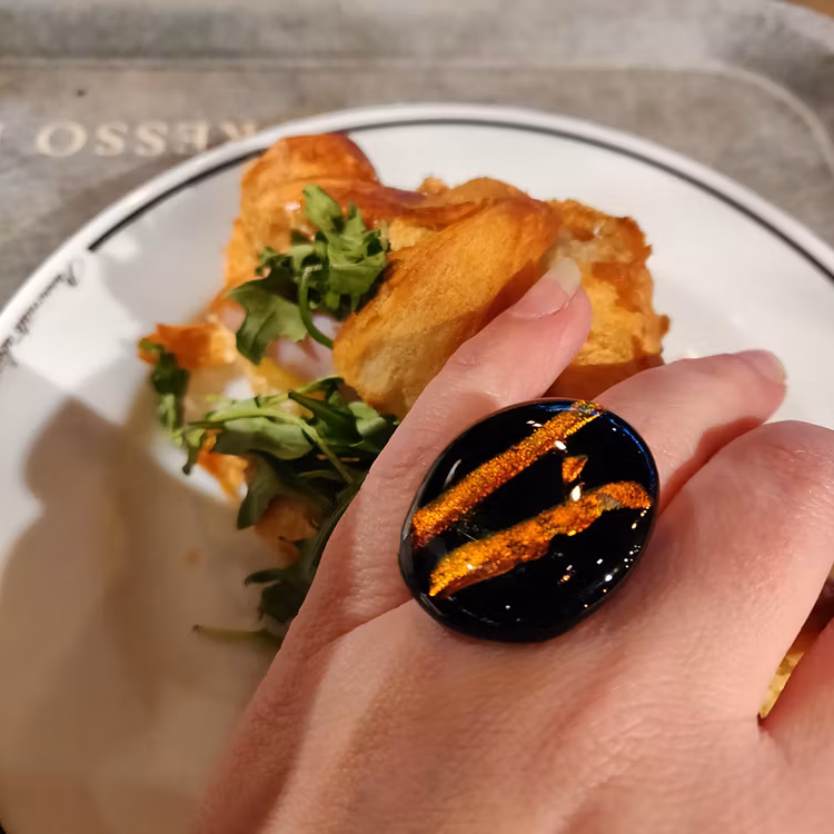 Ring av handgjort glas i guld och svart