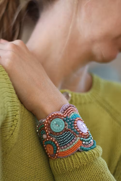 Pärlbroderat armband i lila, grönt och orange